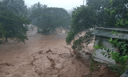 മലയോരം ഉണർന്നെണീറ്റത്​ ദുരന്തത്തിലേക്ക്​; മലവെളളപ്പാച്ചിലിൽ കുത്തിയൊലിച്ച്​ മണ്ണും മനുഷ്യരും