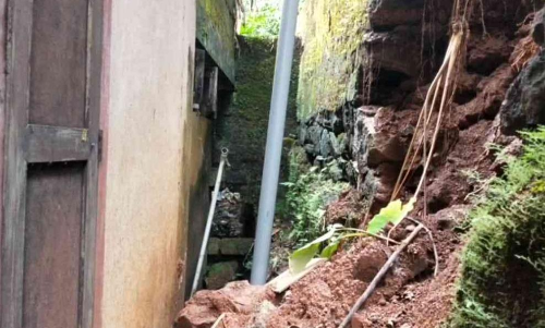 മഴയിൽ മതിലിടിഞ്ഞത് സർക്കാർ സ്കൂളിന്  ഭീഷണി