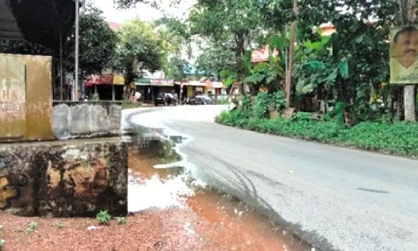 അപകടഭീതി ഉയർത്തി കഴുനിലം വളവ്