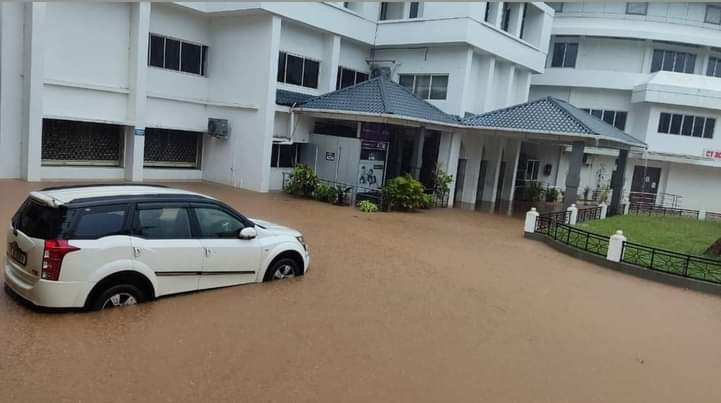 കുന്നംകുളത്ത് രൂക്ഷമായ വെള്ളക്കെട്ട്; കൺട്രോൾ റൂമുകൾ സജ്ജം കുന്നംകുളത്ത് രൂക്ഷമായ വെള്ളക്കെട്ട്; കൺട്രോൾ റൂമുകൾ സജ്ജം