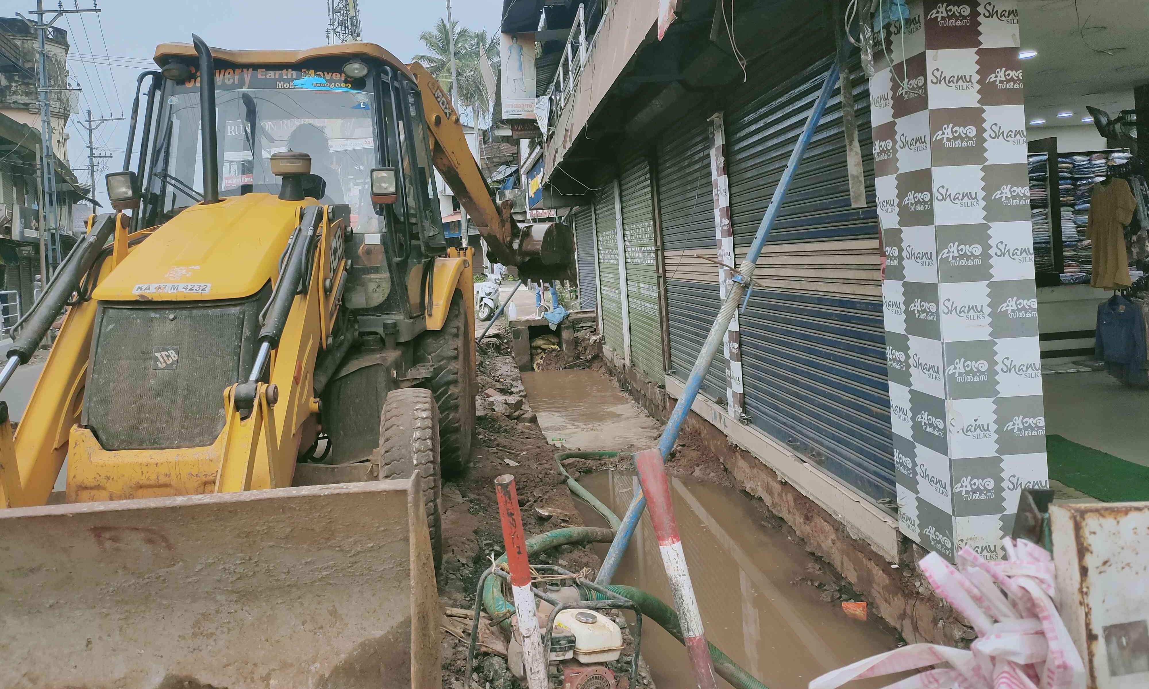 നേതാക്കളെ കരുതൽ തടവിലാക്കി; റോഡ് പണി വീതിയില്ലാതെ തന്നെ പുനരാംഭിച്ചു നേതാക്കളെ കരുതൽ തടവിലാക്കി; റോഡ് പണി വീതിയില്ലാതെ തന്നെ പുനരാംഭിച്ചു