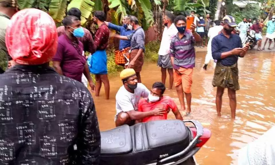 വെള്ളക്കെട്ടില് വീണ ബൈക്ക് യാത്രികൻ വെള്ളക്കെട്ടില് കിടന്ന് പ്രതിഷേധിച്ചു വെള്ളക്കെട്ടില് വീണ ബൈക്ക് യാത്രികൻ വെള്ളക്കെട്ടില് കിടന്ന് പ്രതിഷേധിച്ചു