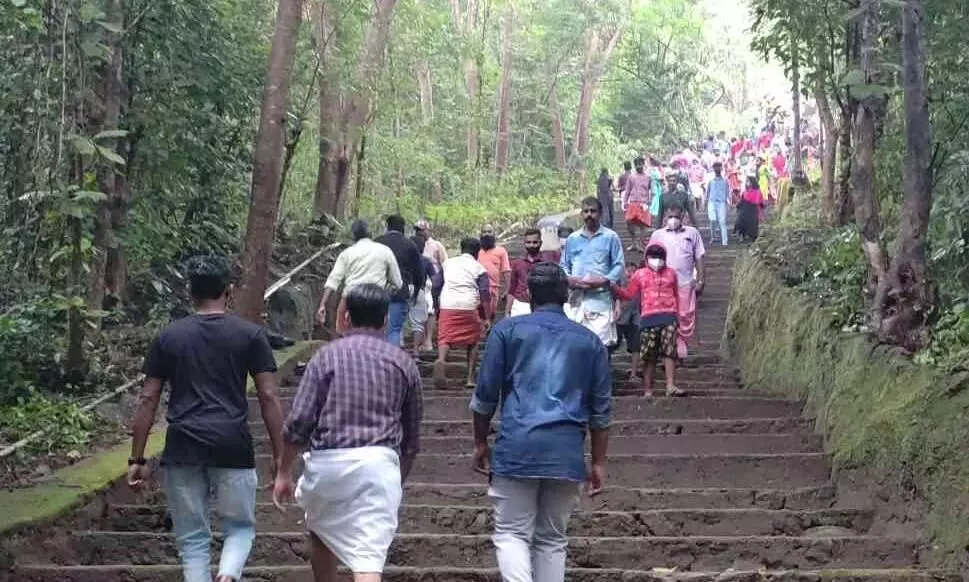 നിരവധി ഭക്തർ രായിരനെല്ലൂർ മലകയറി