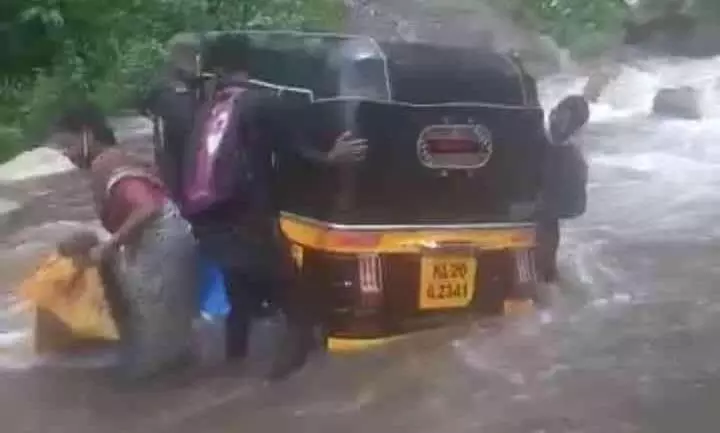 ഓട്ടോറിക്ഷ ഒഴുക്കില്‍പ്പെട്ടു; യാത്രക്കാരിയെ രക്ഷിച്ചു