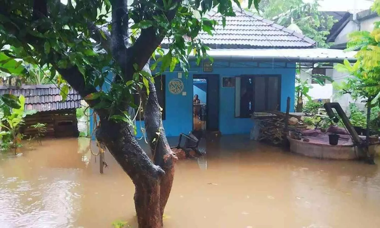 മണലി പുഴ കരകവിഞ്ഞു; നിരവധി വീടുകളിൽ വെള്ളം കയറി
