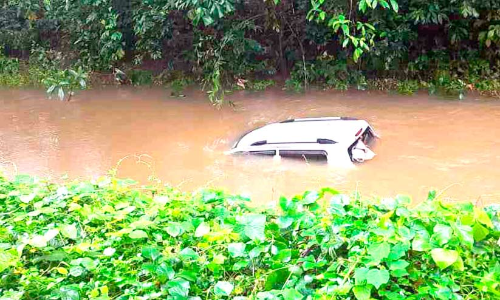 കലിതുള്ളി മഴ; കുത്തൊഴുക്കിൽ നാശം;  പ​മ്പ, അ​ച്ച​ൻ​കോ​വി​ൽ, മ​ണി​മ​ല​യാ​ർ ന​ദി​ക​ൾ ക​ര​ക​വി​ഞ്ഞു