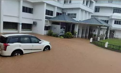 കുന്നംകുളത്ത് രൂക്ഷമായ വെള്ളക്കെട്ട്; കൺട്രോൾ റൂമുകൾ സജ്ജം കുന്നംകുളത്ത് രൂക്ഷമായ വെള്ളക്കെട്ട്; കൺട്രോൾ റൂമുകൾ സജ്ജം