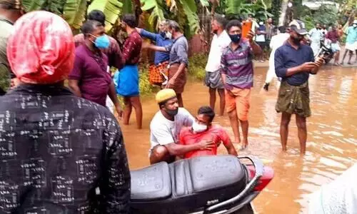വെള്ളക്കെട്ടില്‍ വീണ ബൈക്ക് യാത്രികൻ വെള്ളക്കെട്ടില്‍ കിടന്ന് പ്രതിഷേധിച്ചു