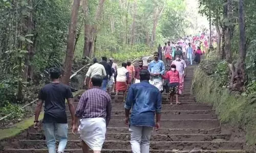 നിരവധി ഭക്തർ രായിരനെല്ലൂർ മലകയറി