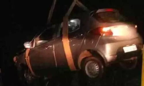 കാർ കനാലിലേക്ക് മറിഞ്ഞ് നാലംഗ കുടുംബത്തിന് പരിക്കേറ്റു