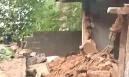 മതിൽ വീണ് വീട് തകർന്നു; 22 ദിവസം പ്രായമുള്ള കുഞ്ഞ് അദ്ഭുതകരമായി രക്ഷപ്പെട്ടു