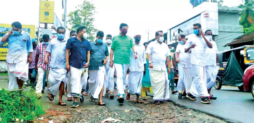 മഴ മാറിയാൽ മഞ്ചേരിയിലെ റോഡുകൾ ടാർ ചെയ്യും -മന്ത്രി റിയാസ് മഴ മാറിയാൽ മഞ്ചേരിയിലെ റോഡുകൾ ടാർ ചെയ്യും -മന്ത്രി റിയാസ്