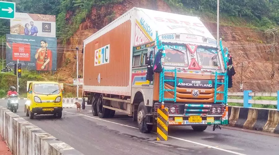 ഇരിട്ടി പുതിയപാലത്തിൽ ലോറി ഇടിച്ചുകയറി; ഗതാഗതം ഭാഗികമായി നിലച്ചു ഇരിട്ടി പുതിയപാലത്തിൽ ലോറി ഇടിച്ചുകയറി; ഗതാഗതം ഭാഗികമായി നിലച്ചു