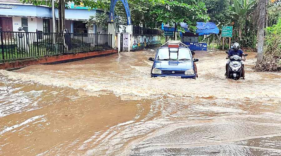 വാമനപുരം നദീതീരത്ത് പ്രളയഭീതി; കുടുംബങ്ങളെ മാറ്റിപ്പാർപ്പിച്ചു വാമനപുരം നദീതീരത്ത് പ്രളയഭീതി; കുടുംബങ്ങളെ മാറ്റിപ്പാർപ്പിച്ചു