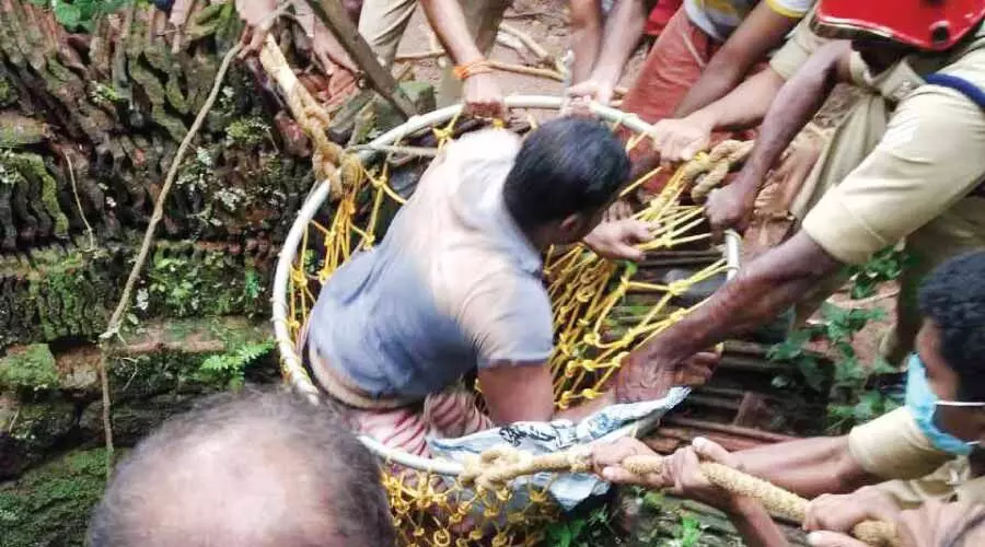 ആടിനെ രക്ഷിക്കാൻ കി​ണ​റ്റി​ല്‍ ഇറങ്ങിയ ആളെ ഫയർഫോഴ്സ് കരക്കെത്തിച്ചു