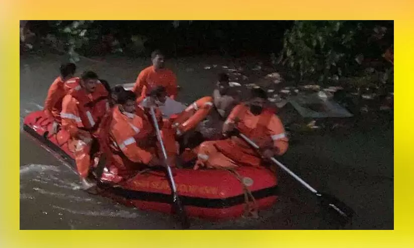 പമ്പ നദിയിലെ ജലപ്രവാഹത്തിൽ വീട്ടിൽ ഒറ്റപ്പെട്ട കുടുംബത്തെ രക്ഷപ്പെടുത്തി പമ്പ നദിയിലെ ജലപ്രവാഹത്തിൽ വീട്ടിൽ ഒറ്റപ്പെട്ട കുടുംബത്തെ രക്ഷപ്പെടുത്തി