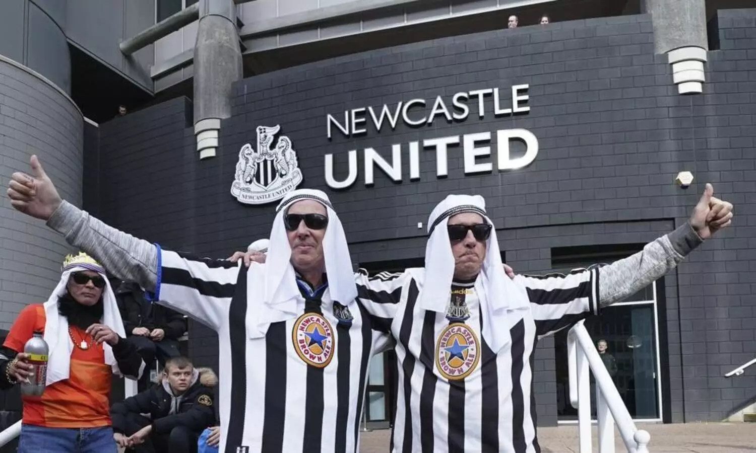 പുതിയ ഉടമകൾക്ക്​ സ്വാഗതം; സൗദി വസ്​ത്രങ്ങളിഞ്ഞ്​ ന്യൂകാസിൽ യുനൈറ്റഡ്​ ആരാധകർ