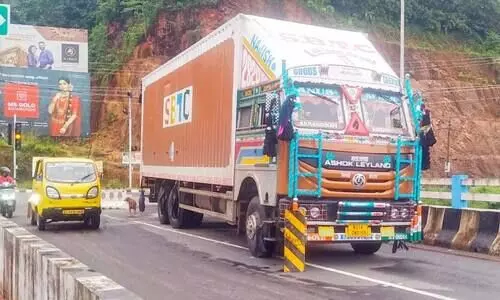 ഇരിട്ടി പുതിയപാലത്തിൽ ലോറി ഇടിച്ചുകയറി;  ഗ​താ​ഗ​തം ഭാ​ഗി​ക​മാ​യി നി​ല​ച്ചു
