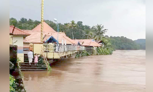 പമ്പയും അച്ചൻകോവിലും കരകവിഞ്ഞുതന്നെ
