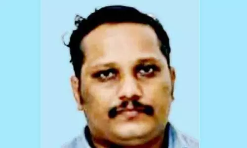 ട്രെ​യി​ല​റി​ന് അ​ടി​യി​ൽ​പെ​ട്ട് ക​രു​വാ​ര​കു​ണ്ട് സ്വ​ദേ​ശിക്ക് ദാ​രു​ണാ​ന്ത്യം