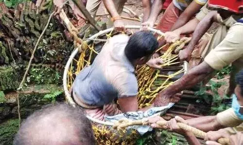 ആടിനെ രക്ഷിക്കാൻ കി​ണ​റ്റി​ല്‍ ഇറങ്ങിയ ആളെ ഫയർഫോഴ്സ് കരക്കെത്തിച്ചു