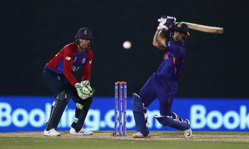 ഇഷാൻ നൈറ്റ്​; ഏഴയകിൽ ഇന്ത്യ, ഇംഗ്ലണ്ടിനെ തകർത്തു