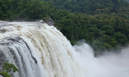 അതിജാഗ്രതയിൽ ചാലക്കുടി; നി​ര​വ​ധി കു​ടും​ബ​ങ്ങ​ളെ മാ​റ്റി​പ്പാ​ർ​പ്പി​ച്ചു
