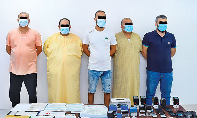 ആഡംബര കാറുമായി കടന്ന സംഘത്തെ പിടികൂടി ആഡംബര കാറുമായി കടന്ന സംഘത്തെ പിടികൂടി