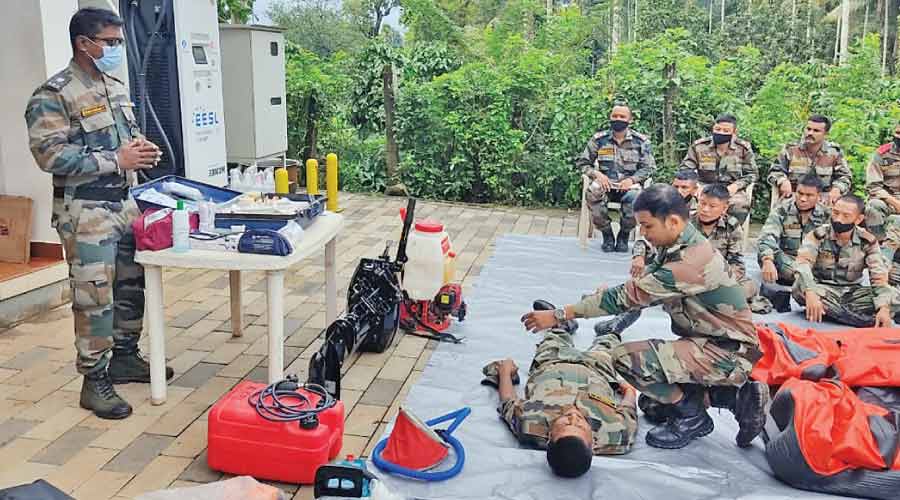 സുരക്ഷ മുന്നൊരുക്കം: സേനാംഗങ്ങൾ വിവിധ പ്രദേശങ്ങള് സന്ദര്ശിച്ചു സുരക്ഷ മുന്നൊരുക്കം: സേനാംഗങ്ങൾ വിവിധ പ്രദേശങ്ങള് സന്ദര്ശിച്ചു