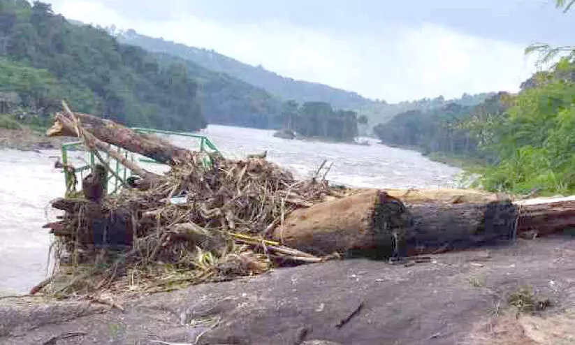 പ്രളയം പെരുന്തേനരുവി ടൂറിസത്തിന് തിരിച്ചടിയായി പ്രളയം പെരുന്തേനരുവി ടൂറിസത്തിന് തിരിച്ചടിയായി
