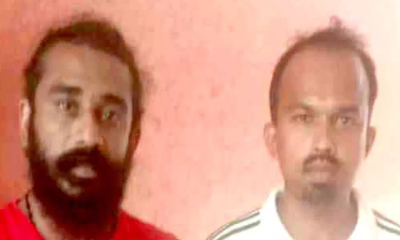 പെണ്കുട്ടികളെ ശല്യംചെയ്ത യുവാക്കള് പിടിയില് പെണ്കുട്ടികളെ ശല്യംചെയ്ത യുവാക്കള് പിടിയില്