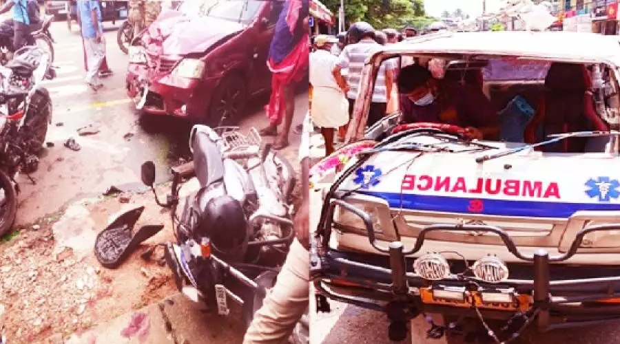 കാറും ബൈക്കുകളും കൂട്ടിയിടിച്ച് മൂന്നുപേര്ക്ക് പരിക്ക് കാറും ബൈക്കുകളും കൂട്ടിയിടിച്ച് മൂന്നുപേര്ക്ക് പരിക്ക്