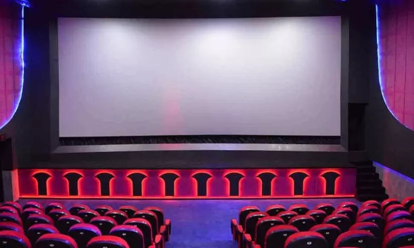 തിങ്കളാഴ്ച മുതൽ കേരളത്തിൽ തിയറ്ററുകൾ തുറക്കും