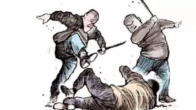 കാറിൽ സഞ്ചരിച്ചിരുന്ന കുടുംബത്തെ അഞ്ചോളം പേർ ചേർന്ന് ആക്രമിച്ചതായി പരാതി. കാറിൽ സഞ്ചരിച്ചിരുന്ന കുടുംബത്തെ അഞ്ചോളം പേർ ചേർന്ന് ആക്രമിച്ചതായി പരാതി.