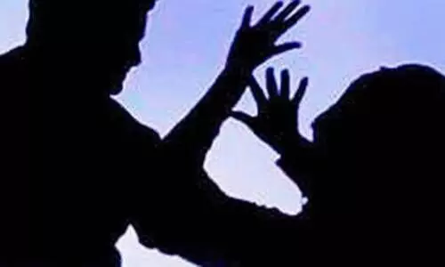 നാലംഗ സംഘം ട്രാൻസ്ജെൻഡർ യുവതിയെ അക്രമിച്ച് കവർച്ച നടത്തി