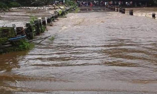 വീട്ടിൽ വെള്ളം കയറി; സാധനങ്ങൾ സുരക്ഷിതമാണോ എന്നറിയാൻ തിരിച്ച വയോധികൻ വെള്ളക്കെട്ടിൽ വീണ്  മരിച്ചു