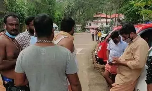 ശബരിമല തീർത്ഥാടകർക്ക് വിലക്ക്; നിലയ്ക്കലിൽ പോലീസ് വണ്ടി തടഞ്ഞു.