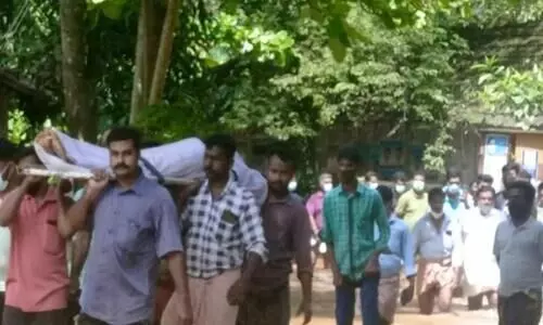 മൃതദേഹം ലോറിയിൽ മോർച്ചറിയിലേക്ക് മാറ്റി