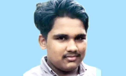 വീടിന് സമീപം സ്‌​കൂ​ട്ട​റി​ൽ ഇ​രി​ക്കു​ക​യാ​യി​രു​ന്ന 17കാ​ര​ൻ കാറിടിച്ച് മരിച്ചു