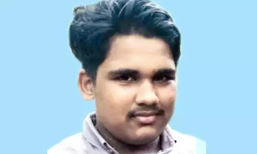 വീടിന് സമീപം സ്‌​കൂ​ട്ട​റി​ൽ ഇ​രി​ക്കു​ക​യാ​യി​രു​ന്ന 17കാ​ര​ൻ കാറിടിച്ച് മരിച്ചു