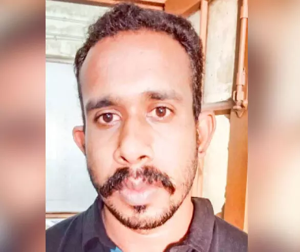 യാത്രക്കാരുമായി സൗഹൃദം സ്ഥാപിച്ച് കവർച്ച: പ്രതി പിടിയിൽ യാത്രക്കാരുമായി സൗഹൃദം സ്ഥാപിച്ച് കവർച്ച: പ്രതി പിടിയിൽ