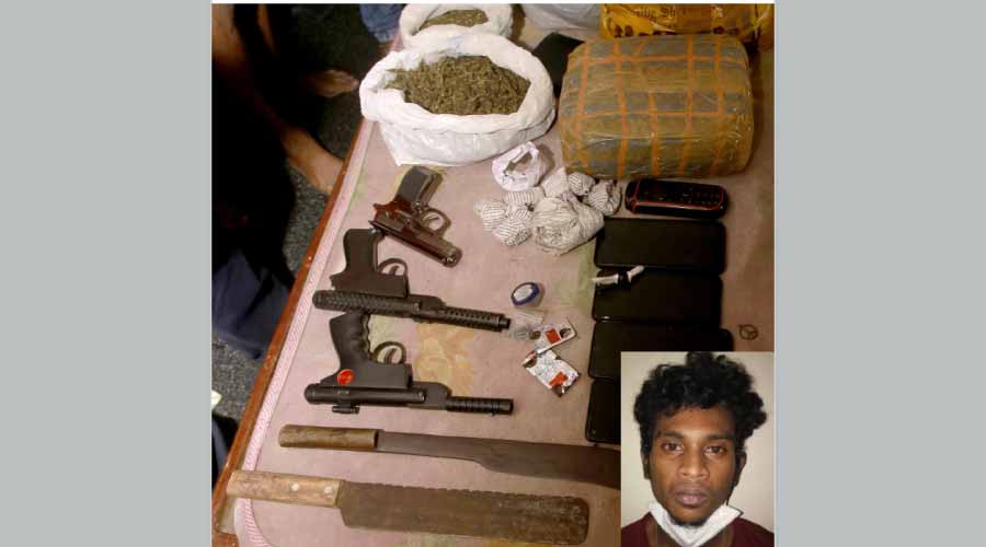 മയക്കുമരുന്ന് സംഘം പൊലീസിനുനേരെ പടക്കമെറിഞ്ഞു; രണ്ടുപേർ പിടിയിൽ മയക്കുമരുന്ന് സംഘം പൊലീസിനുനേരെ പടക്കമെറിഞ്ഞു; രണ്ടുപേർ പിടിയിൽ