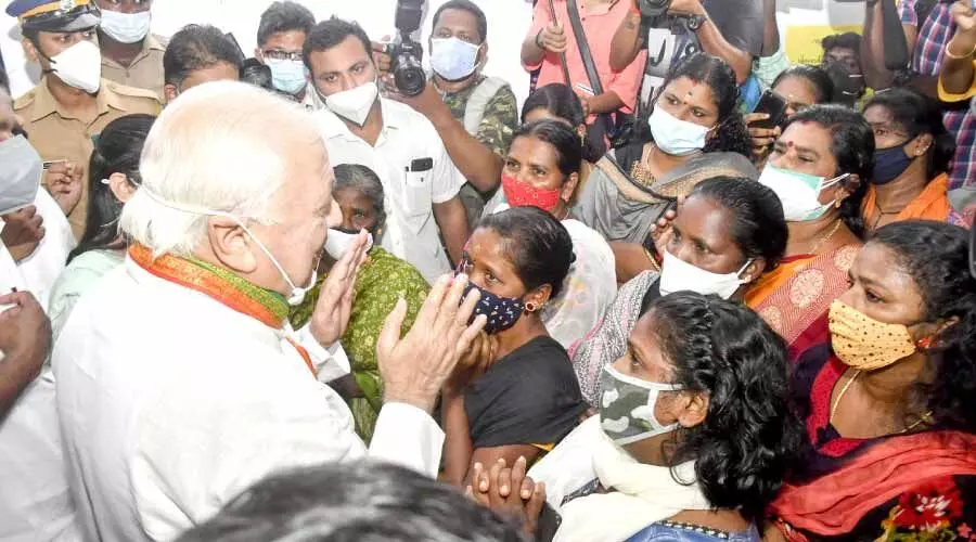 ദുരിതാശ്വാസ ക്യാമ്പിൽ കഴിയുന്നവരെ ഗവർണർ സന്ദർശിച്ചു ദുരിതാശ്വാസ ക്യാമ്പിൽ കഴിയുന്നവരെ ഗവർണർ സന്ദർശിച്ചു