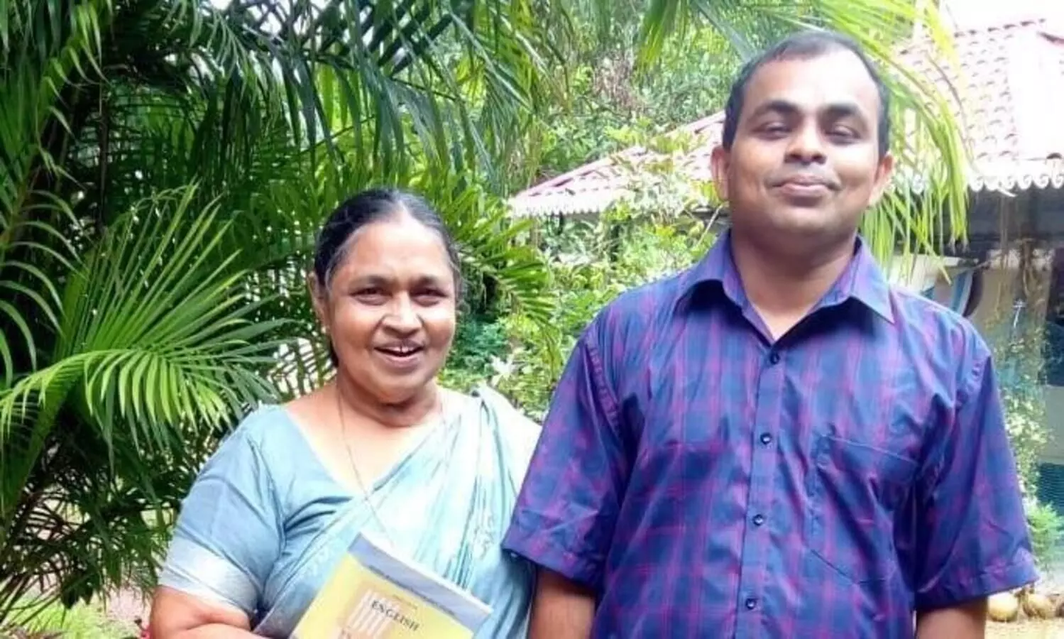 മകനെ പഠിപ്പിക്കാൻ അമ്മയും ഒപ്പംകൂടി; ലില്ലി ആന്റണിക്കും മനോജിനും അഭിനന്ദനവുമായി മന്ത്രിയും