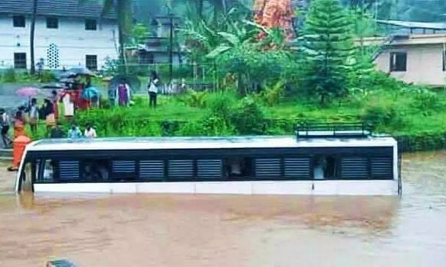 ടയറിന്‍റെ പകുതിയിൽ കൂടുതൽ ഉയരത്തിൽ വെള്ളം കയറിയാൽ ബസ്​ ഓടിക്കരുത്​; മുന്നറിയിപ്പുമായി കെ.എസ്​.ആർ.ടി.സി