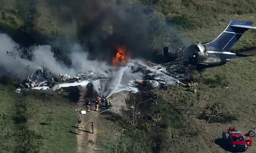 പറന്നുയരുന്നതിനിടെ വിമാനം കത്തിയമർന്നു; യാത്രക്കാരെല്ലാം അ ത്ഭുതകരമായി രക്ഷപ്പെട്ടു