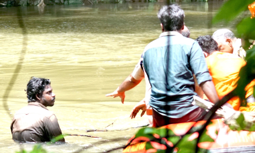 മത്സ്യവ്യാപാരിയെ വെട്ടി യുവാവ് ആറ്റിൽ ചാടി