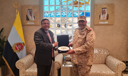 അംബാസഡർ സൈനിക മേധാവിയുമായി കൂടിക്കാഴ്​ച നടത്തി