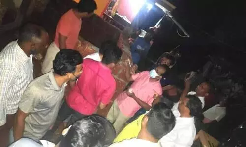 എട്ടുവയസ്സുകാര​െൻറ മരണം : വൈദ്യുതി വകുപ്പ്​ ഉദ്യോഗസ്​ഥരെ നാട്ടുകാർ തടഞ്ഞു