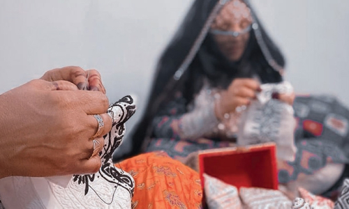 കുമ്മ കൈത്തുന്നൽ തൊപ്പികൾക്ക് ഇന്നും പ്രിയം